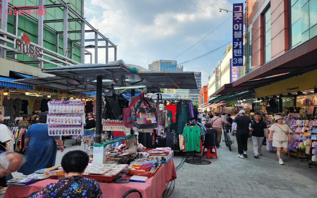 Dongdaemun Night Market: Food and Shopping After Midnight in Seoul